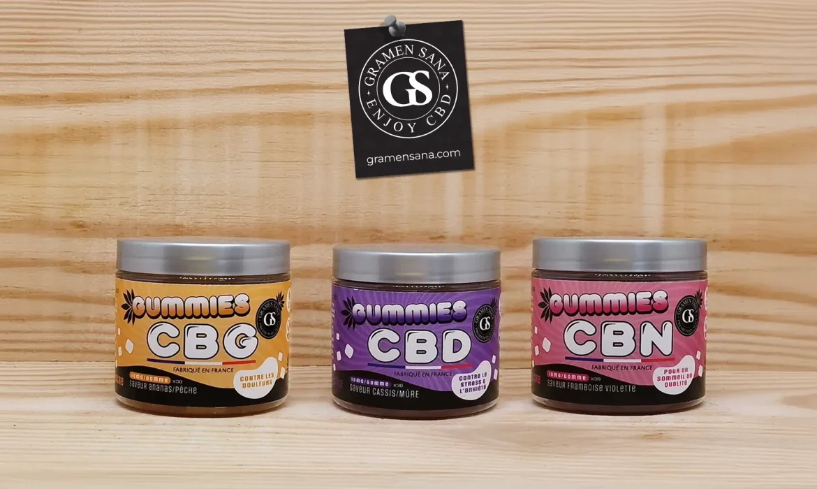 Trois pots de bonbons en gÃ©latine sont alignÃ©s sur une surface en bois. Les pots sont Ã©tiquetÃ©s respectivement Â« Gummies CBG Â», Â« Gummies CBD Â» et Â« Gummies CBN Â». Le design de chaque pot prÃ©sente des couleurs diffÃ©rentes. Une Ã©tiquette Gramen Sana est accrochÃ©e au-dessus des pots